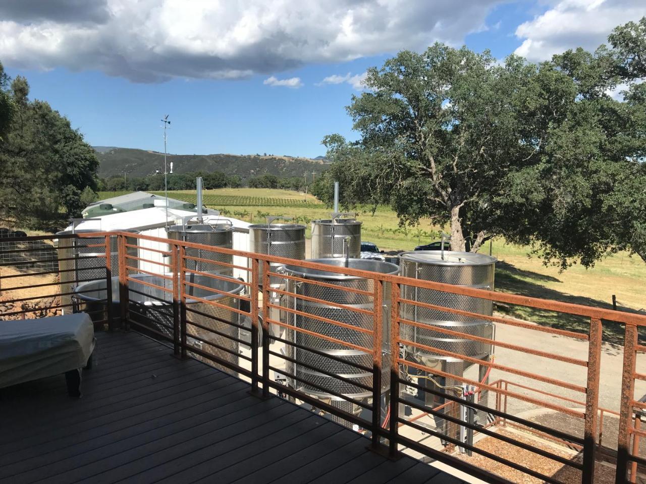 Bed And Barrel At Stonehouse Cellars Bed & Breakfast Clearlake Oaks Ngoại thất bức ảnh